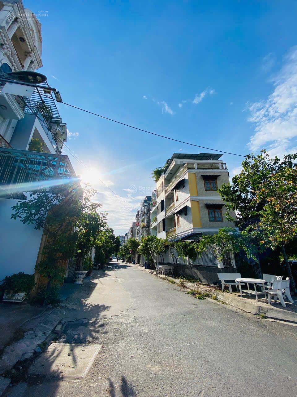 Bán lô đất đường 8m thông tiện KD buôn bán! Gần Ngã Tư Thủ Đức - Tiện xây ở - xây KD cho thuê!