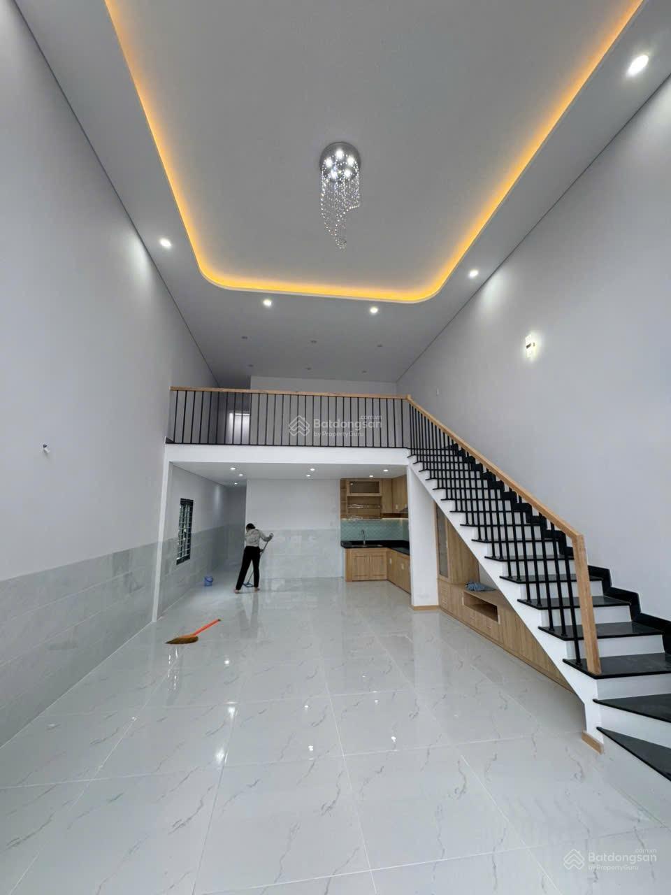 Bán nhà 5,5x20m, sổ thổ cư cách chợ 26 300m, đường 4m, giá 3 tỷ TL. LH 0794 290 ***