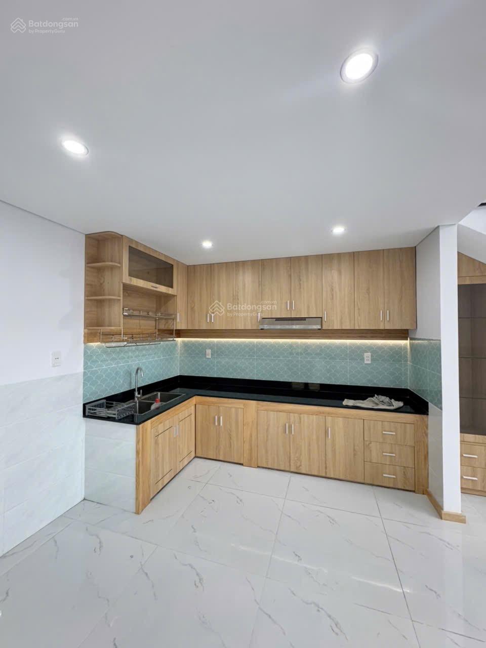 Bán nhà 5,5x20m, sổ thổ cư cách chợ 26 300m, đường 4m, giá 3 tỷ TL. LH 0794 290 ***