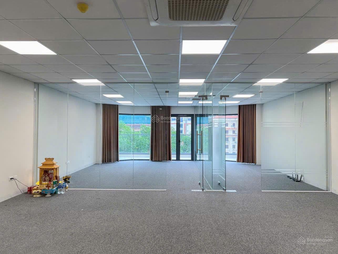 Cho thuê văn phòng 120m2 mặt phố Nguỵ Như Kon Tum, Thanh Xuân, chia sẵn phòng vách kính