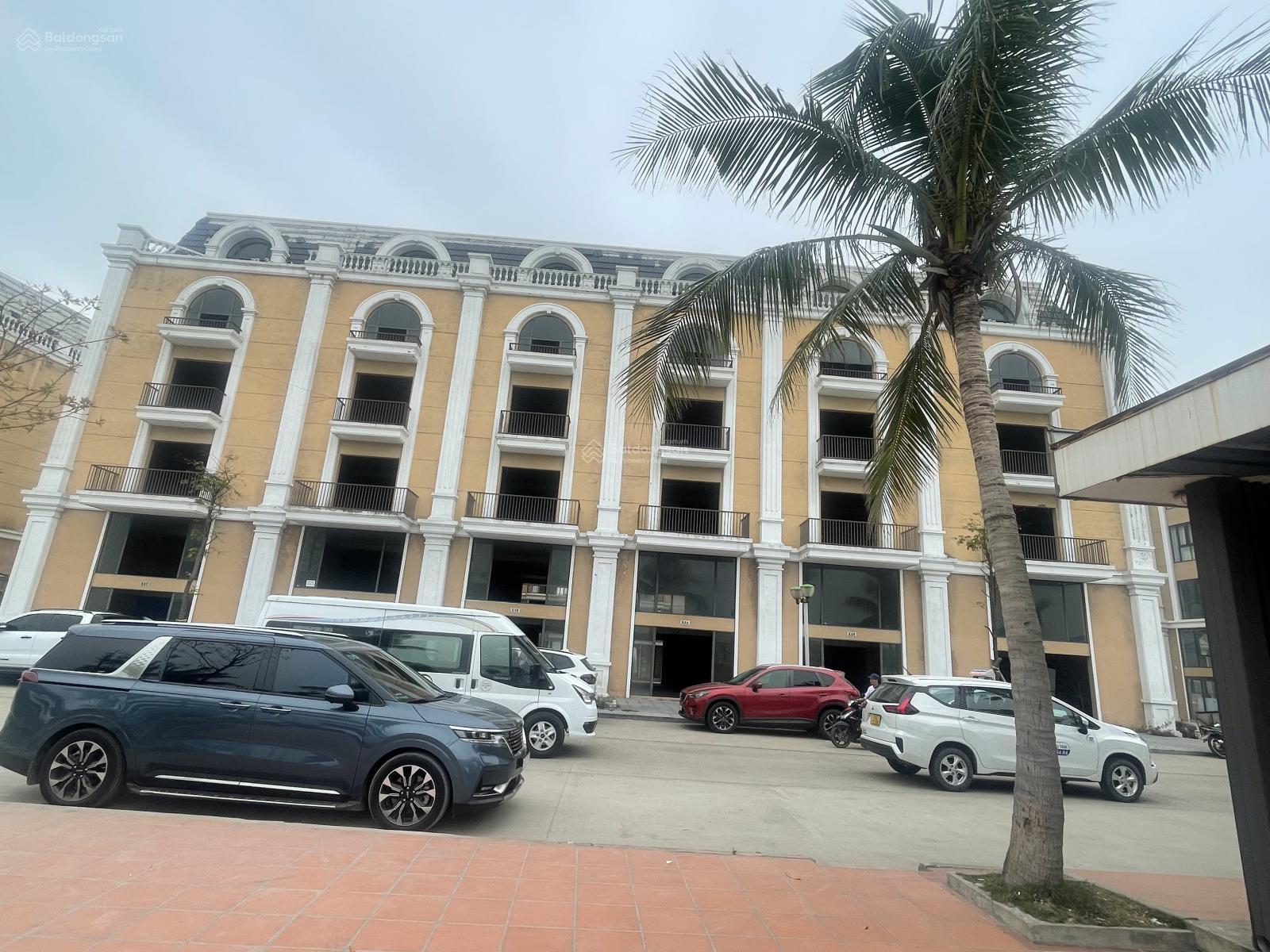 Bảng hàng cắt lỗ sâu giá 4,xx tỷ còn duy nhất 1 căn trục đường 32m hướng Đông Nam đã xây 5 tầng