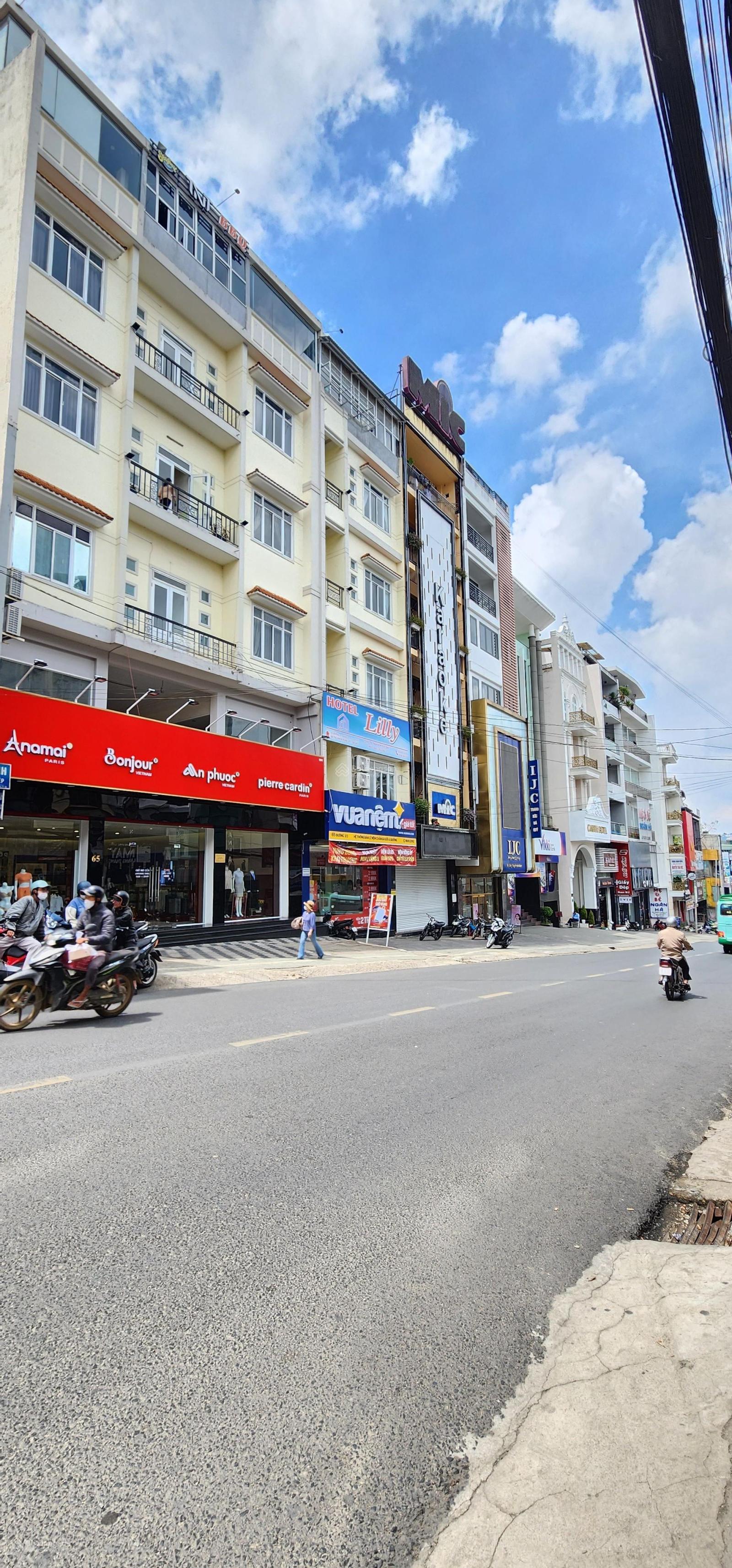 Khách sạn ngang lớn tặng kèm trên đất hai mặt tiền đường chính P1, Đà Lạt