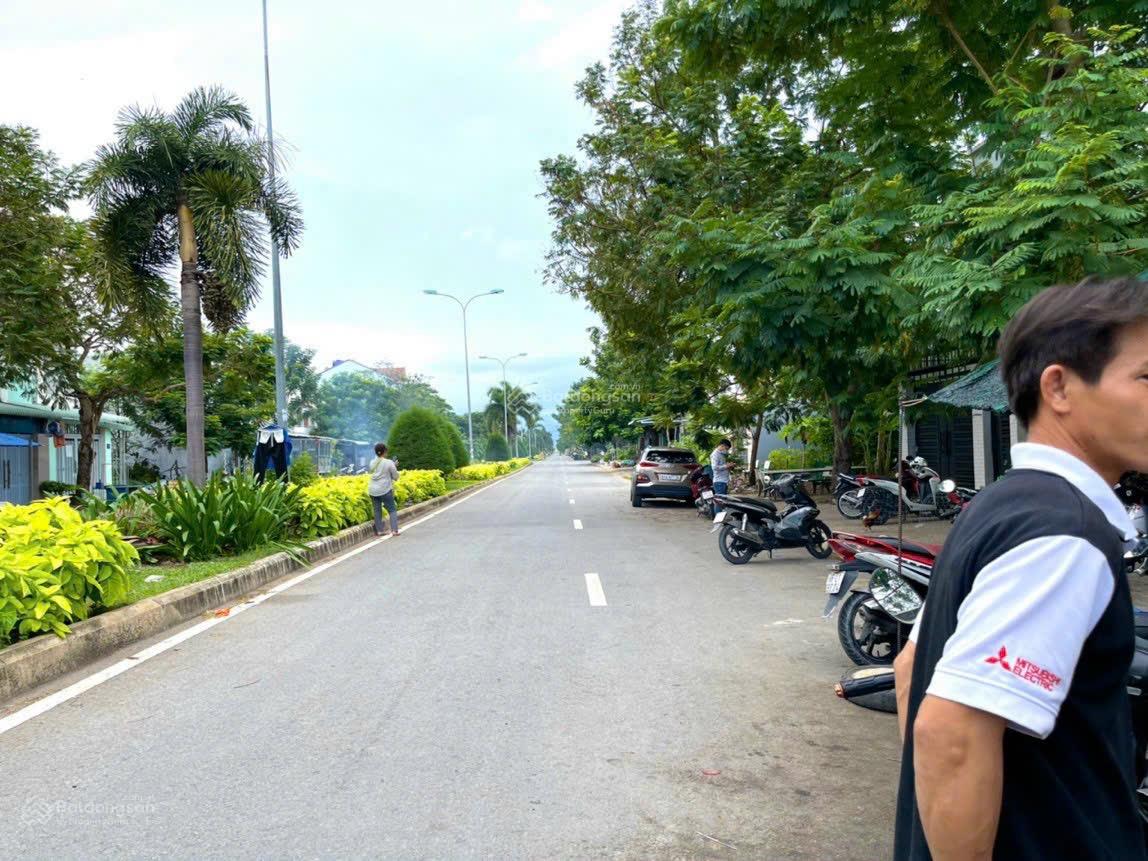 Cần bán nền 100m2 đường N6 khu dân cư Nam Sài Gòn giá 3,35 tỷ LH SDT 0778 606 *** em Tơ