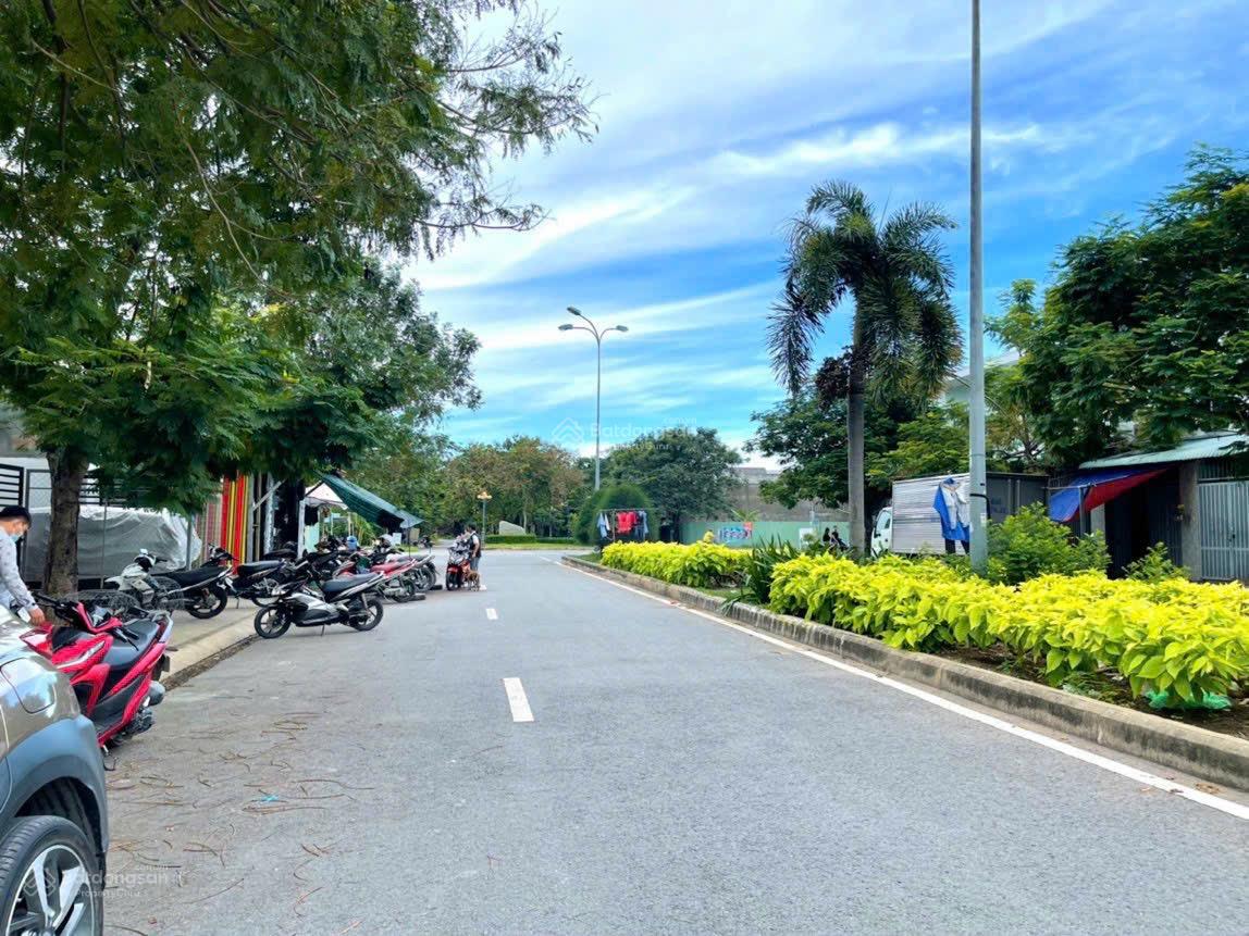 Cần bán nền 100m2 đường N6 khu dân cư Nam Sài Gòn giá 3,35 tỷ LH SDT 0778 606 *** em Tơ