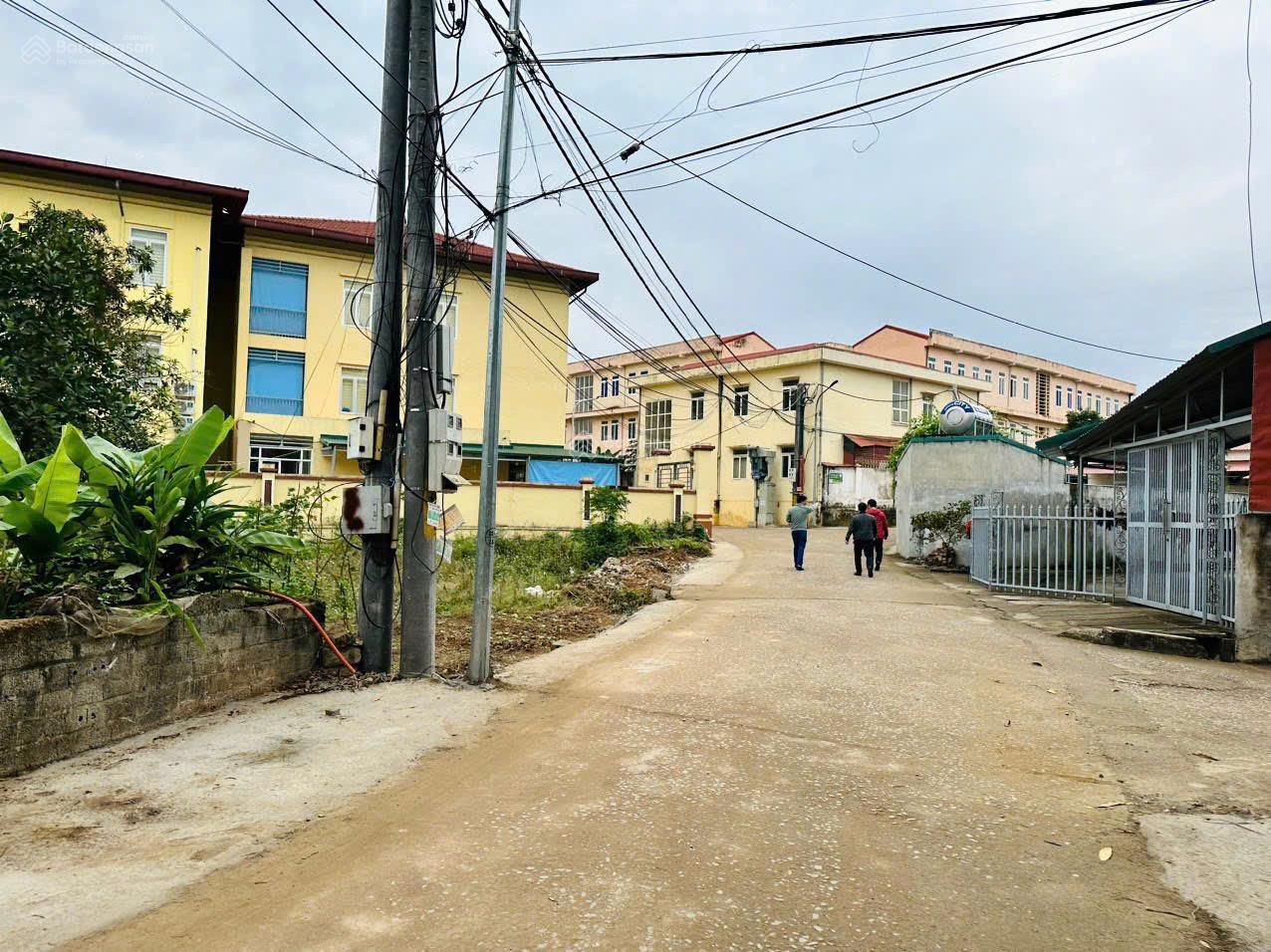 Cần bán lô đất 61m 3 xe tránh, ngay trục chính Triều Đông, ngay ngã tư Lục Quân, cách QL21 chỉ 300m