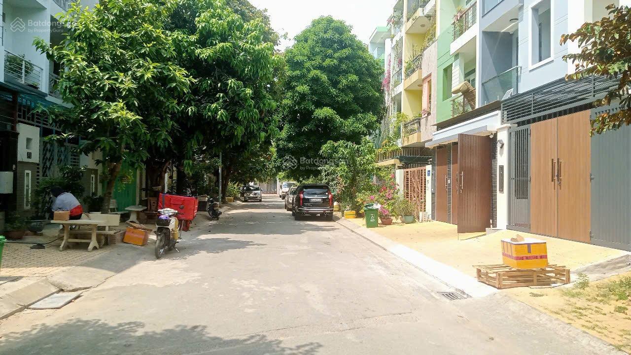 Nhà bán 4 tầng 100m2(5 x 20m) 9PN, 9WC 11 tỷ TL - MT đường 12m - 6B Intresco đường 12 xã Bình Hưng