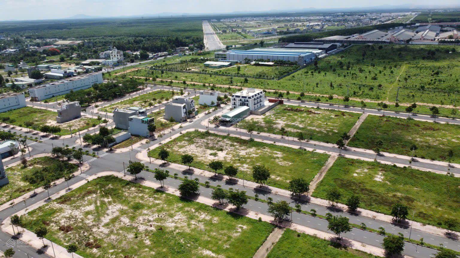 Chủ đi Mỹ, cần bán gấp lô đất 100m2 giá 2tỷ ngay khu TĐC D2D Lộc An, gần sân bay Long Thành. Sỗ sẵn