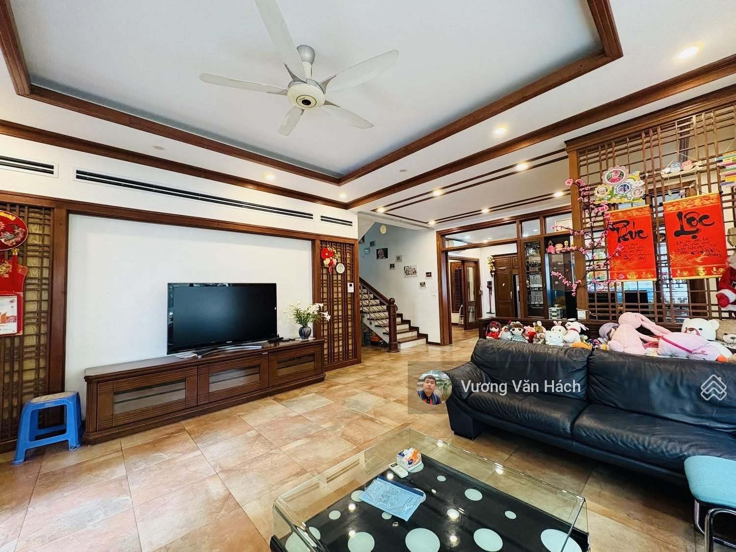 Chính chủ bán biệt thự đơn lập Vườn Đào - Tây Hồ - thang máy - nội thất nhập khẩu hơn 100 tỷ