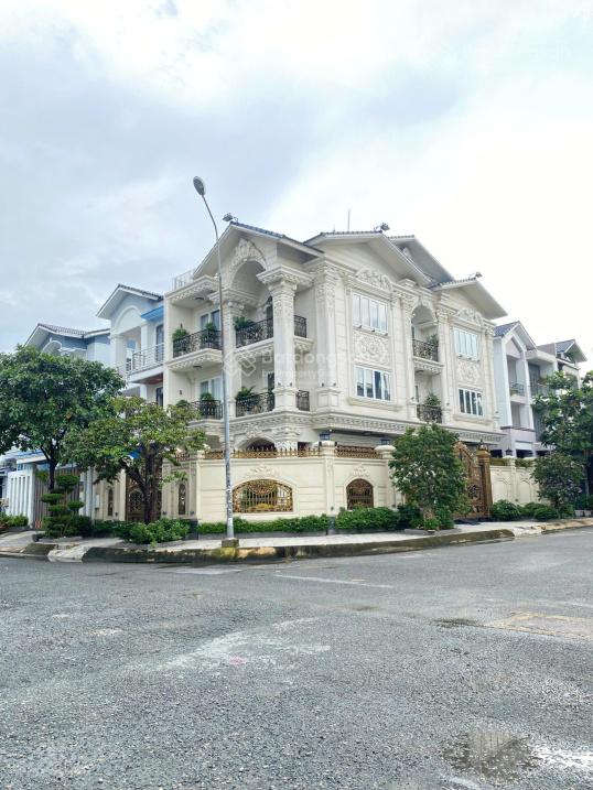 Bán biệt thự 220m2, 2 mặt tiền khu Bình Lợi, có thang máy - 11x20m, 3 tầng 6PN, gara ô tô, 30 tỷ