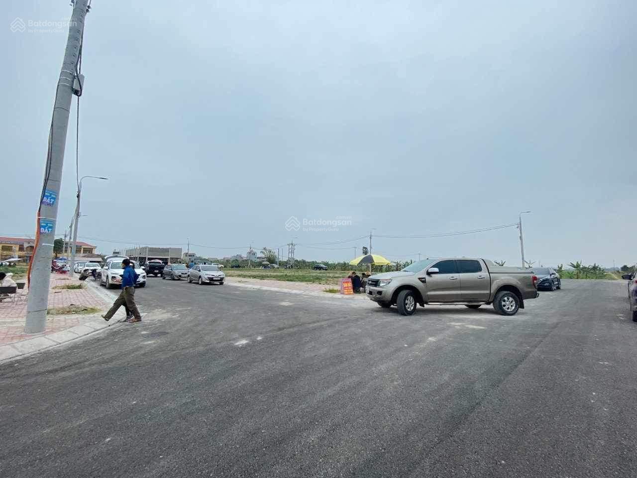 Kinh doanh sầm uất, đối diện chợ đầu mối Đông Tảo, đường 20m, vỉa hè 4m, không lỗi lầm 100m2 MT 5m