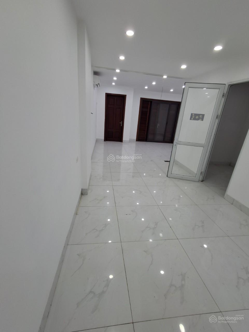 Cho thuê nhà liền kề 90 Nguyễn Tuân. DT 70m2, 5T, thông sàn, thang máy, ĐH, nhà đẹp 39 triệu/th