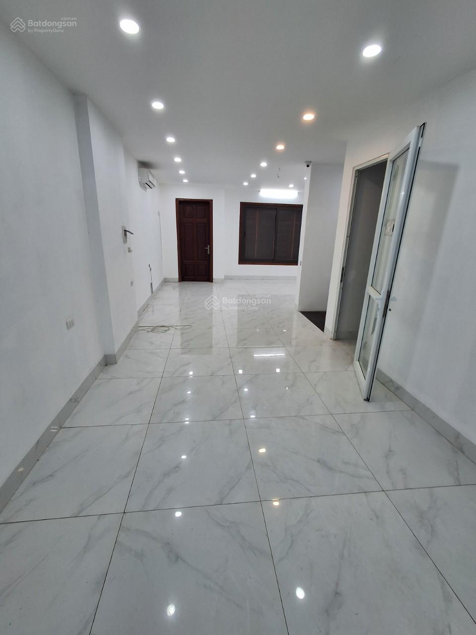Cho thuê nhà liền kề 90 Nguyễn Tuân. DT 70m2, 5T, thông sàn, thang máy, ĐH, nhà đẹp 39 triệu/th