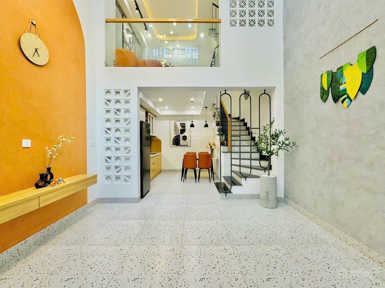 Nhà đẹp giá rẻ! 42m2 Nguyễn Thiện Thuật, P1, Q3. Xây 1 trệt 1 lửng 2 lầu, giá 2 tỷ450tr sổ riêng