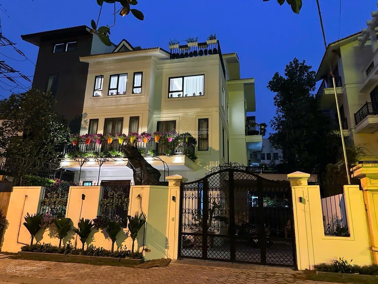 Bán BT Sài Đồng gần mặt phố Huỳnh Văn Nghệ 216m mt: 12,6m giá: 46,5 tỷ full nội thất