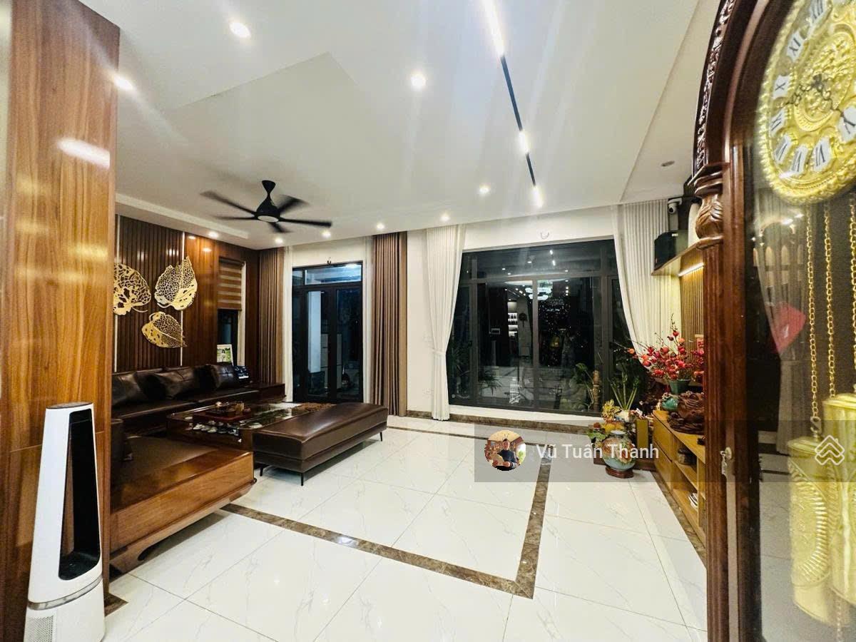 BÁN GẤP LIỀN KỀ 5 TẦNG HOÀN THIỆN ĐẸP KĐT VĂN QUÁN-VỈA HÈ RỘNG-OTO TRÁNH ĐỖ-GIÁ TỐT