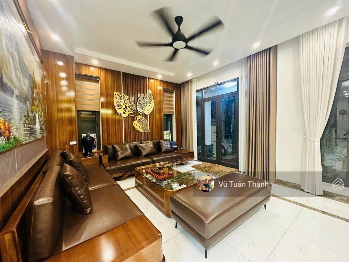 BÁN GẤP LIỀN KỀ 5 TẦNG HOÀN THIỆN ĐẸP KĐT VĂN QUÁN-VỈA HÈ RỘNG-OTO TRÁNH ĐỖ-GIÁ TỐT