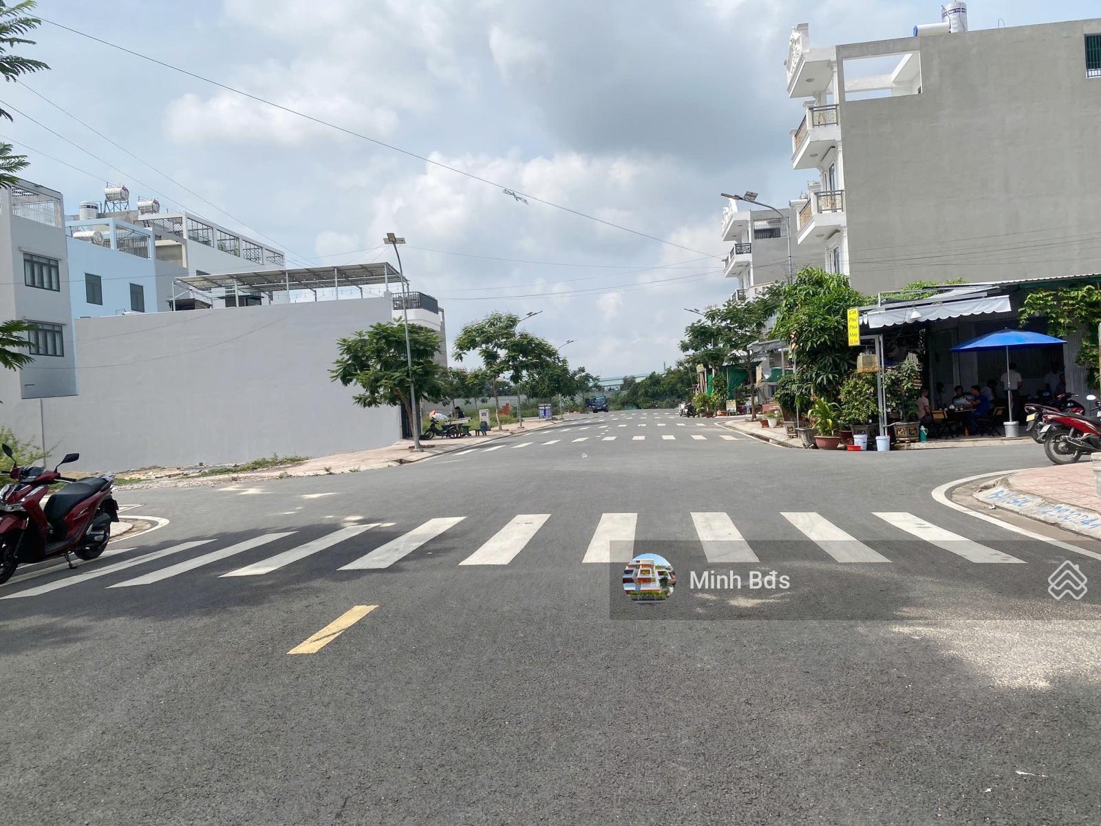 Bán 2 lô đất đẹp khu đồng bộ đường nhựa 20m sổ hồng riêng 4x18m. Dự án siêu đẹp, hạ tầng hoàn thiện