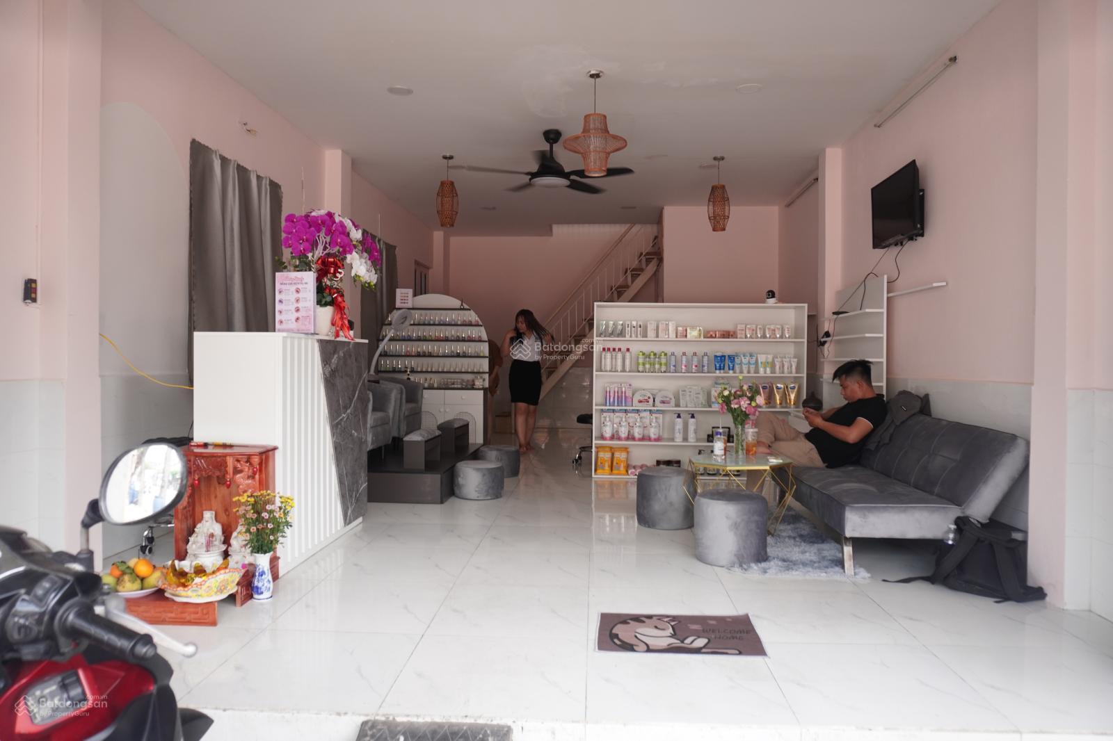 Bán nhà mặt tiền - vị trí tuyệt đẹp - DT lớn 6.8x38.5m, giáp chợ Bình Hòa, ngã tư 550, Vincom Plaza