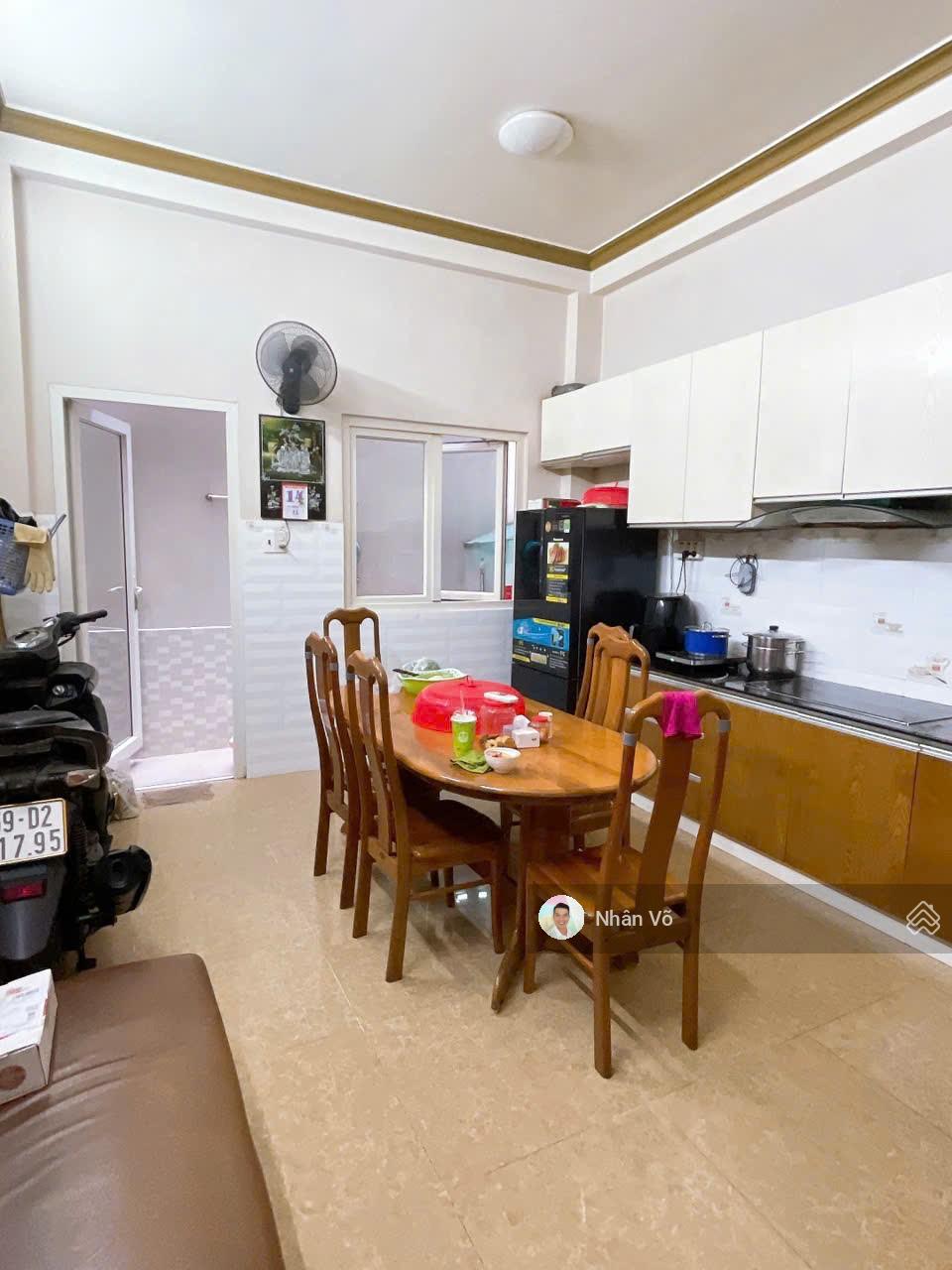 12 tỷ TL - DT: 4mX17m, vị trí rất đẹp. Lề rộng 4m MTKD đường Văn Cao