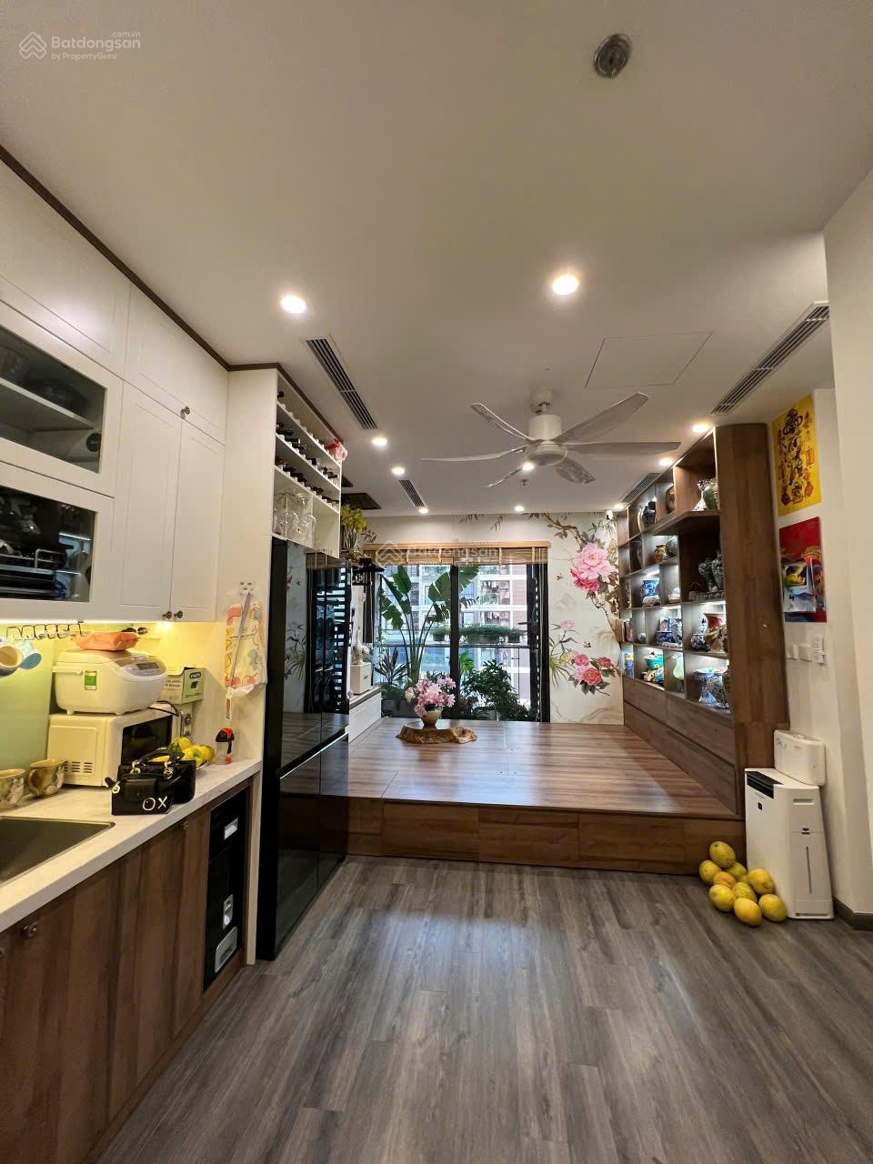 Chính chủ cần bán gấp CH 2PN, 2WC +1 tại The Tonkin - Smart City, DT 72m2, giá 4 tỉ. LH 0869 181 ***