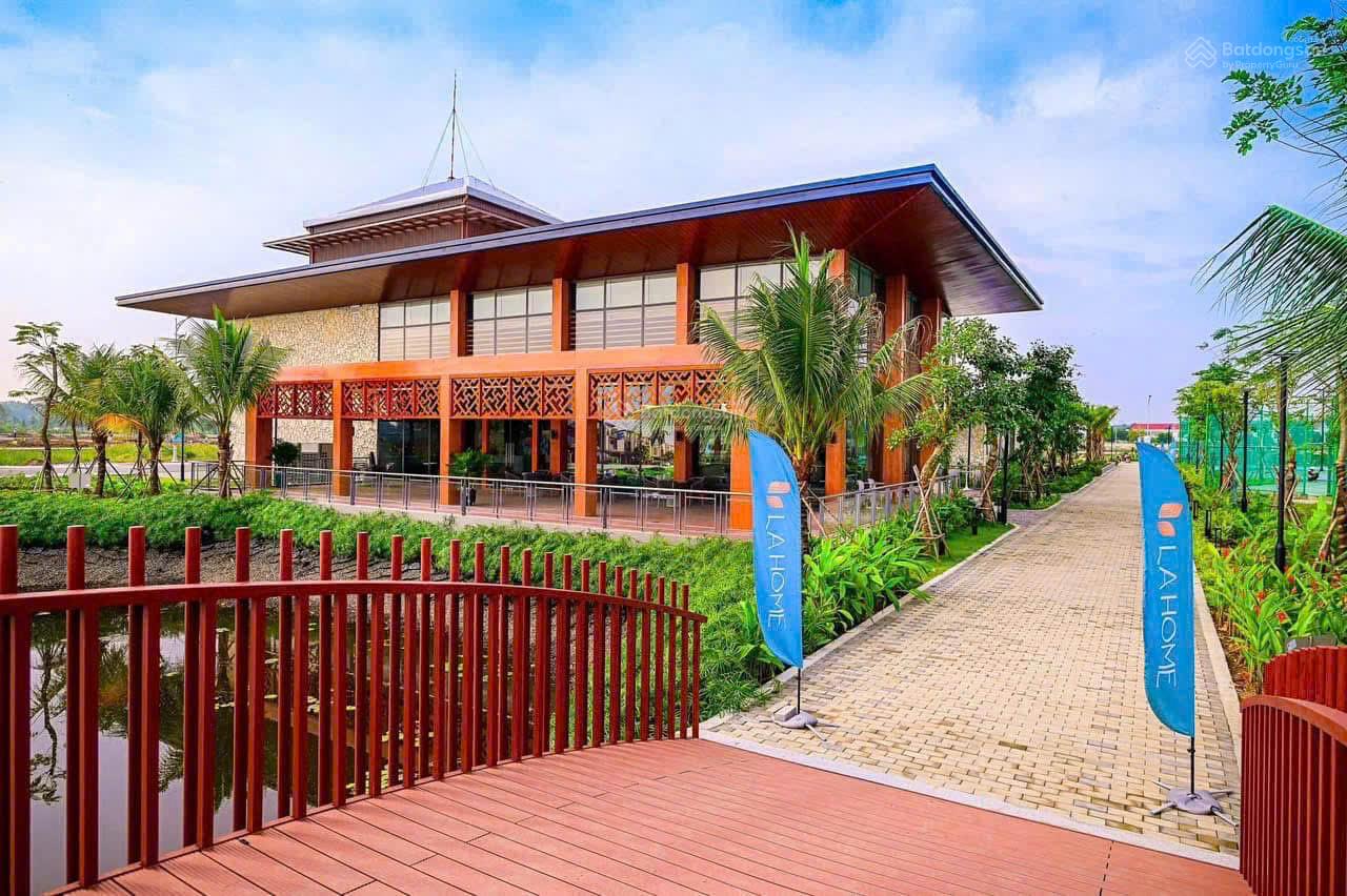 Giỏ hàng đẹp nhất nhà phố LA Home xây sẵn 3 tầng, thanh toán 877 triệu trong 2 năm, CK cao nhất