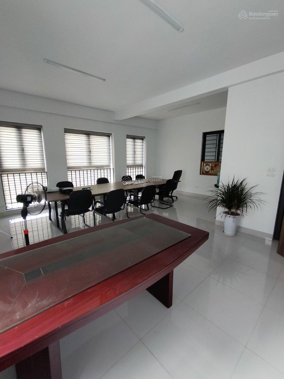 Cho thuê nhà biệt thự Mỹ Đình - Lưu Hữu Phước DT 200m2, 4T, MT 30m thông sàn, nhà mới 45tr/th