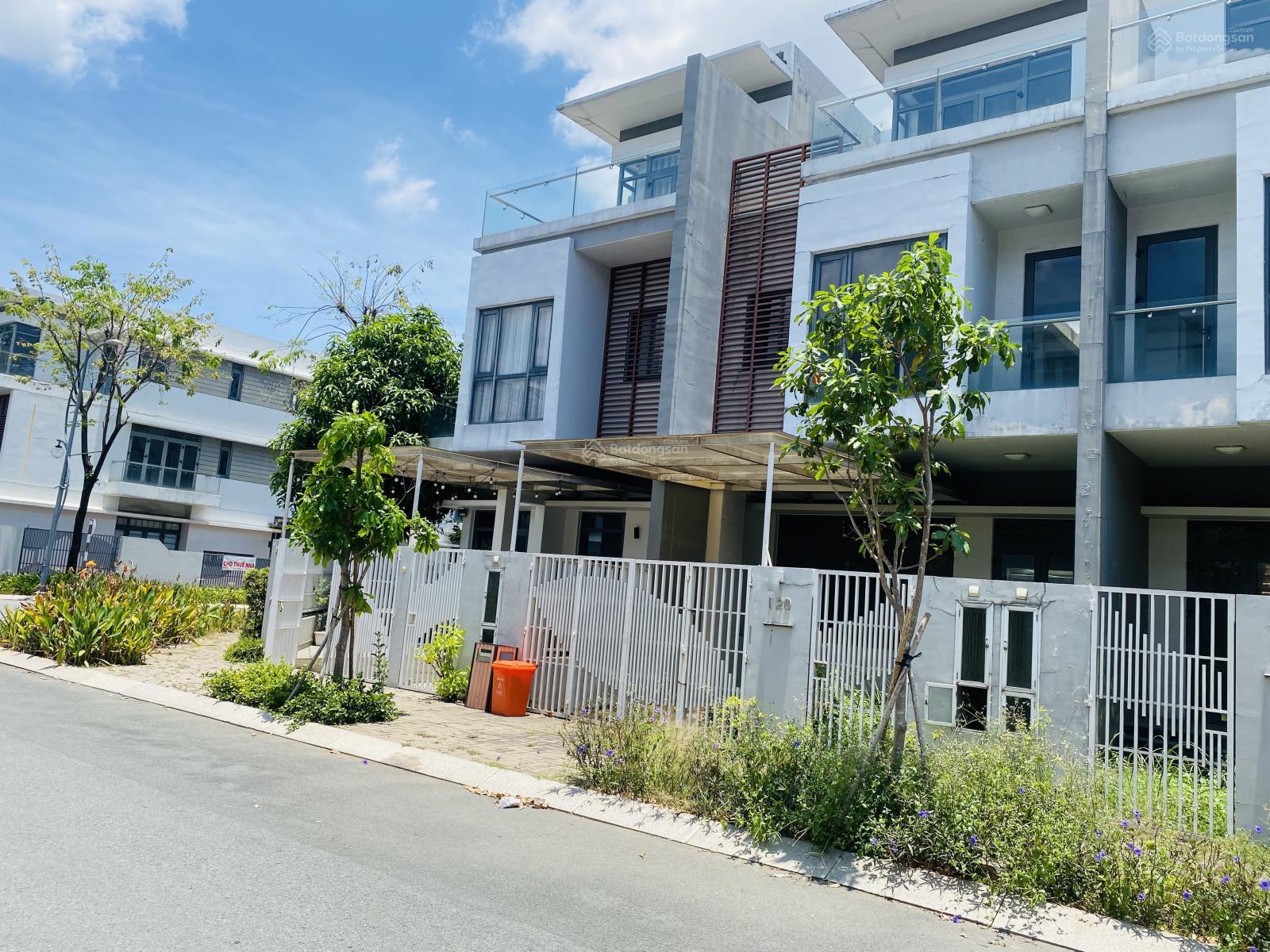 Cần bán nhà phố vườn Phố Đông Village Quận 2 khi chủ đi nước ngoài, giá chỉ 12,5 tỷ. ĐT 0908 137 *** Cần bán nhà phố vườn Phố Đông Village Quận 2 khi chủ đi nước ngoài, giá chỉ 12,5 tỷ. ĐT 0908 137 ***