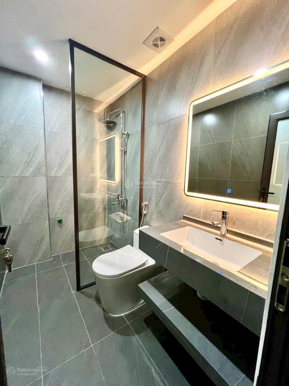 Chính chủ cho thuê nhà mặt phố Nghĩa Tân, 7 tầng, thang máy