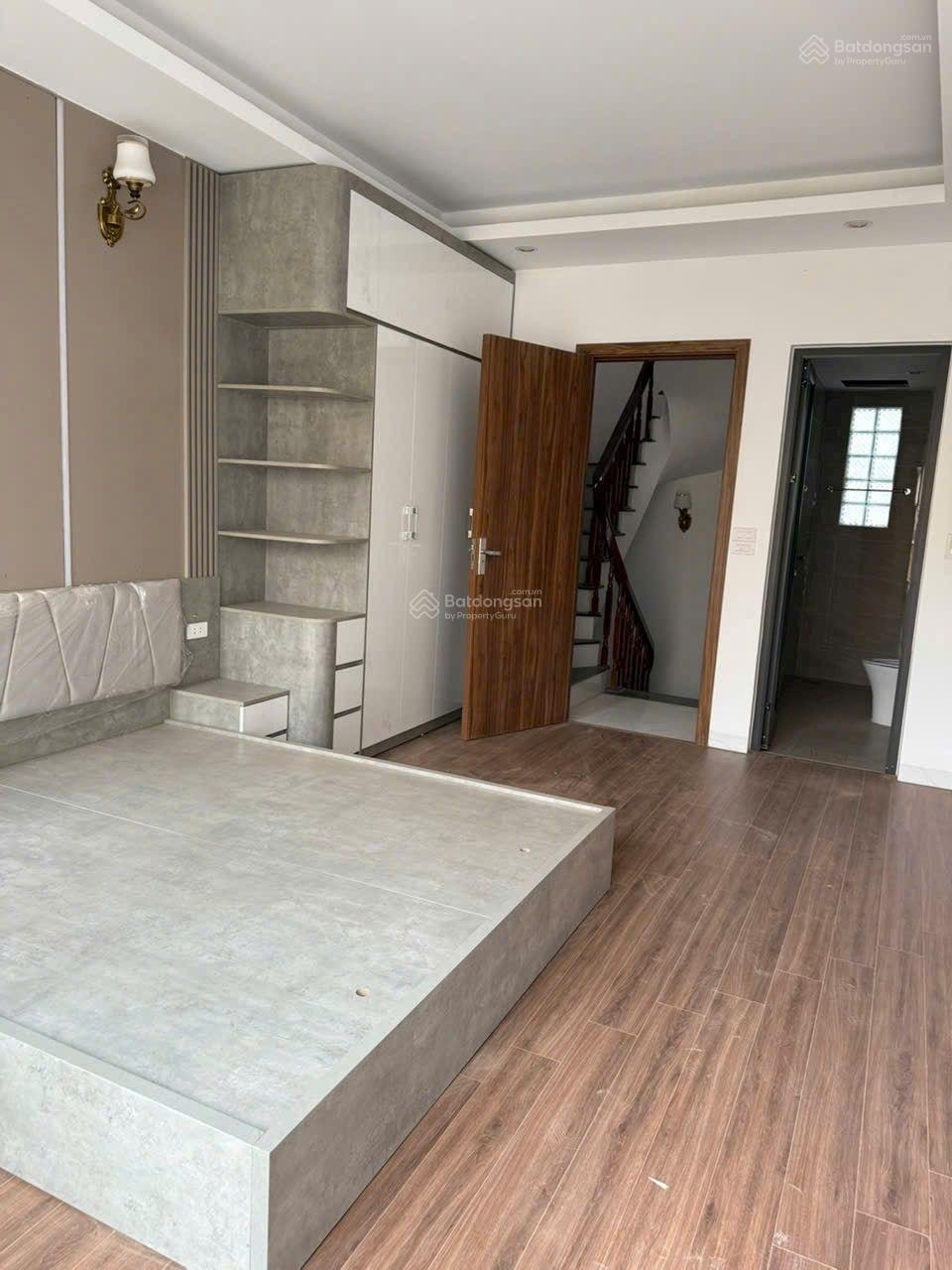 Bán nhà mặt phố Nguyễn Thời Trung, Thạch Bàn, Long Biên 10 tỷ, 35m2, hàng hiếm, KD, vỉa hè