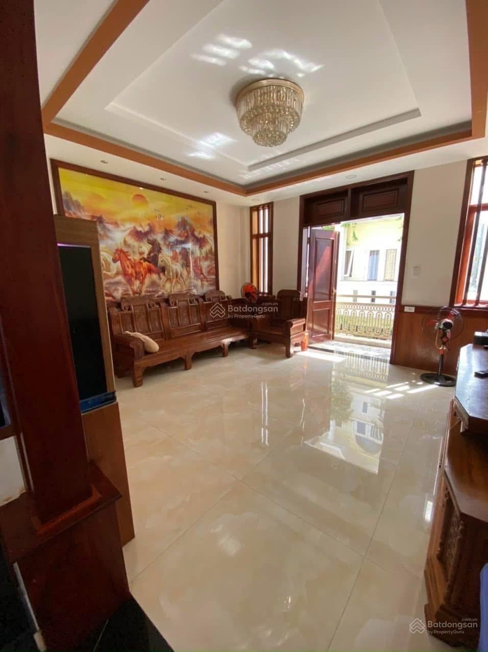 Bán nhà 1 trệt 2 lầu tum, 4PN, 5WC, sân thượng, tặng full nội thất, giá 7,5tỷ.Lh 0389 979 ***