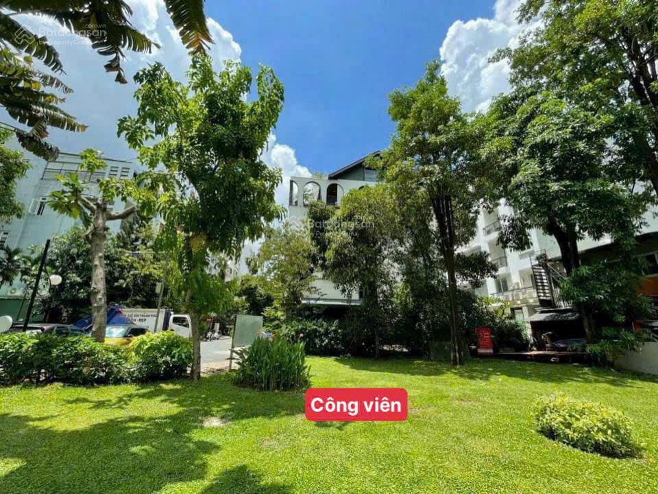 Bán biệt thự song lập Phú Mỹ Hưng liền kề công viên - Giá 46 tỷ