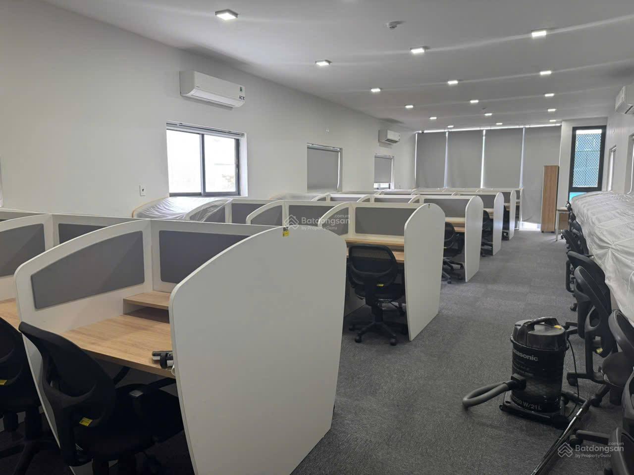 Cho thuê toà nhà 5 tầng đường Hải Phòng có thang máy, PCCC- văn phòng, kinh doanh. LH: 0905 982 ***