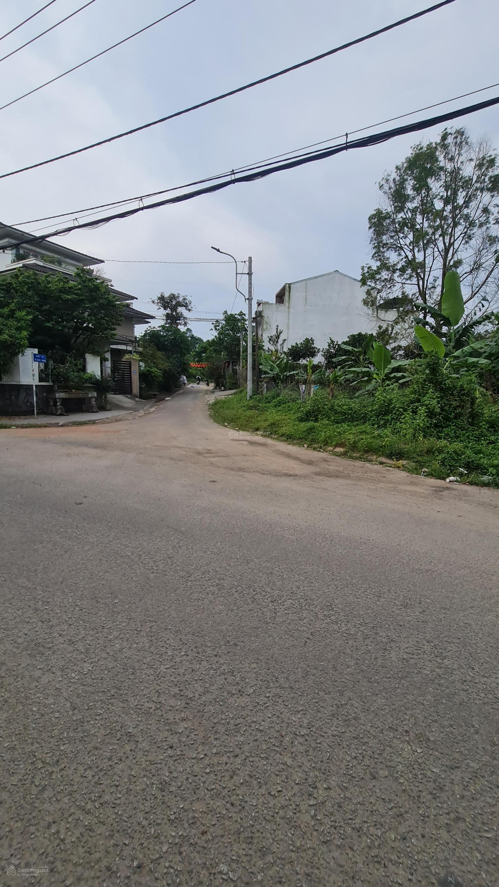 Đất kiệt Võ Duy Ninh, cạnh bên trường tiểu học Thủy Dương