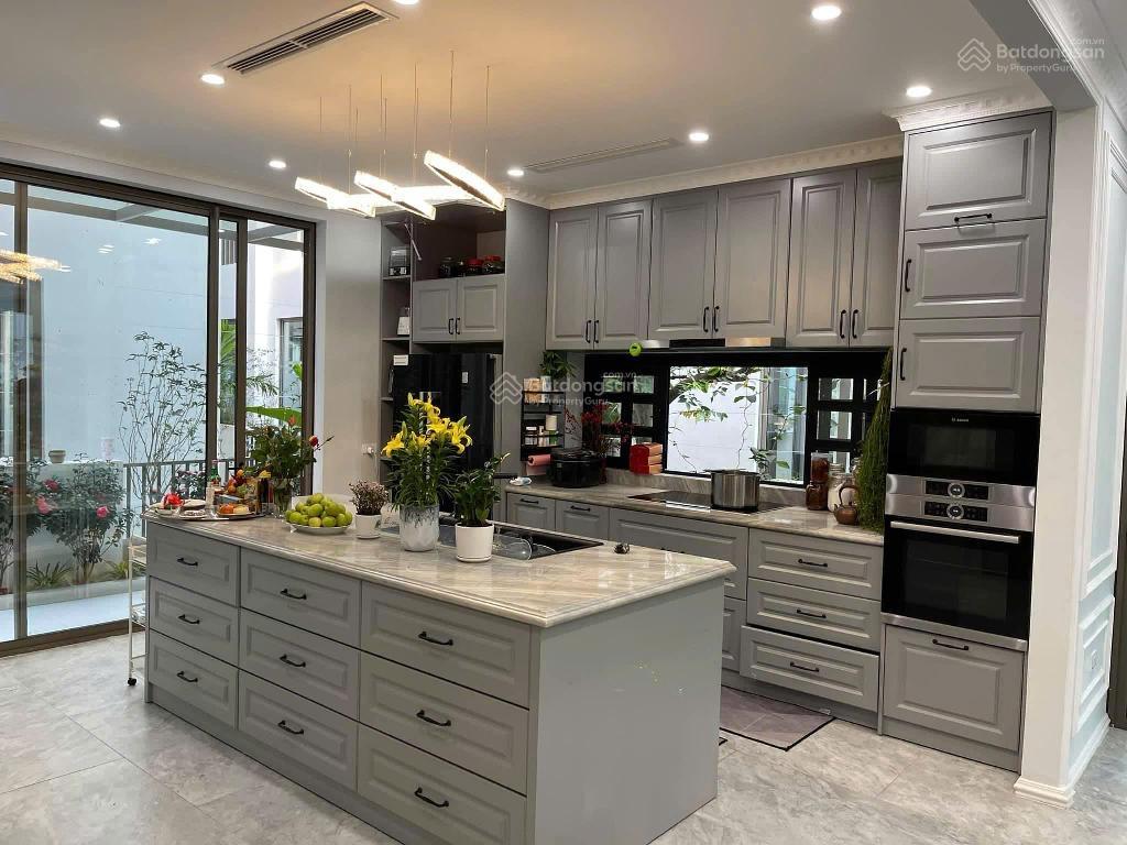 Bán biệt thự Hoàng Quốc Việt - ô tô tránh, vỉa hè rộng - 100m2, mặt tiền 8.5m, 4 tầng - giá 36 tỷ