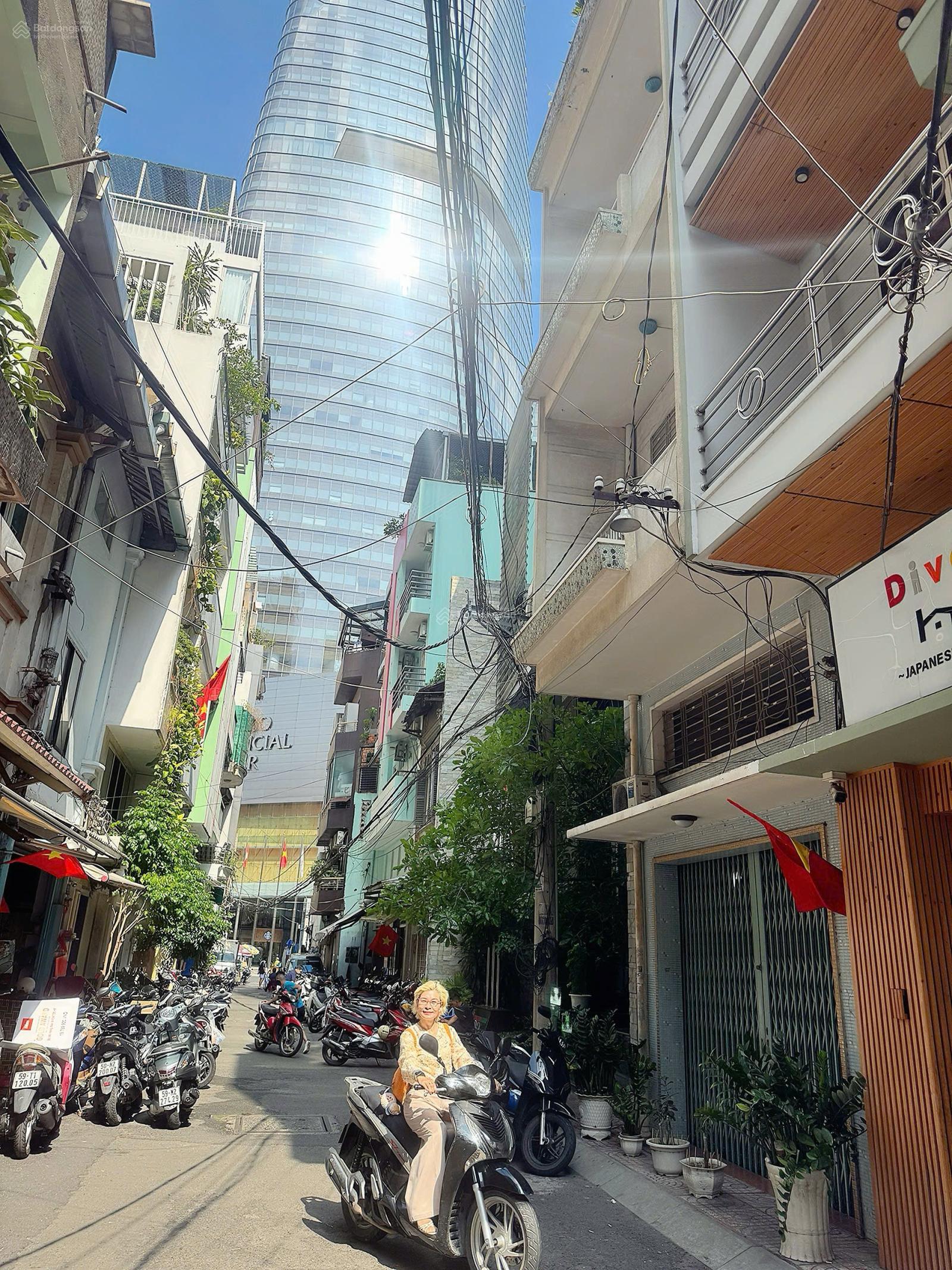 Siêu hiếm 3 mặt tiền hxh đ. Hàm Nghi & Nguyễn Huệ & Hải Triều, Q.1-view Bitexco đỉnh- hdt 7.000$/th