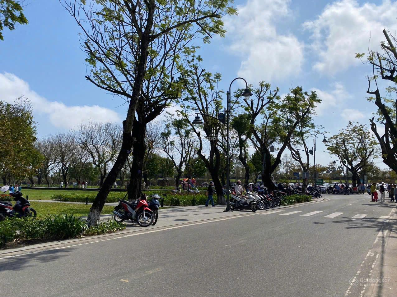 CHÍNH CHỦ CẦN BÁN NHANH LÔ ĐẤT VỊ TRÍ ĐẸP GẦN HOÀNG THÀNH HUẾ