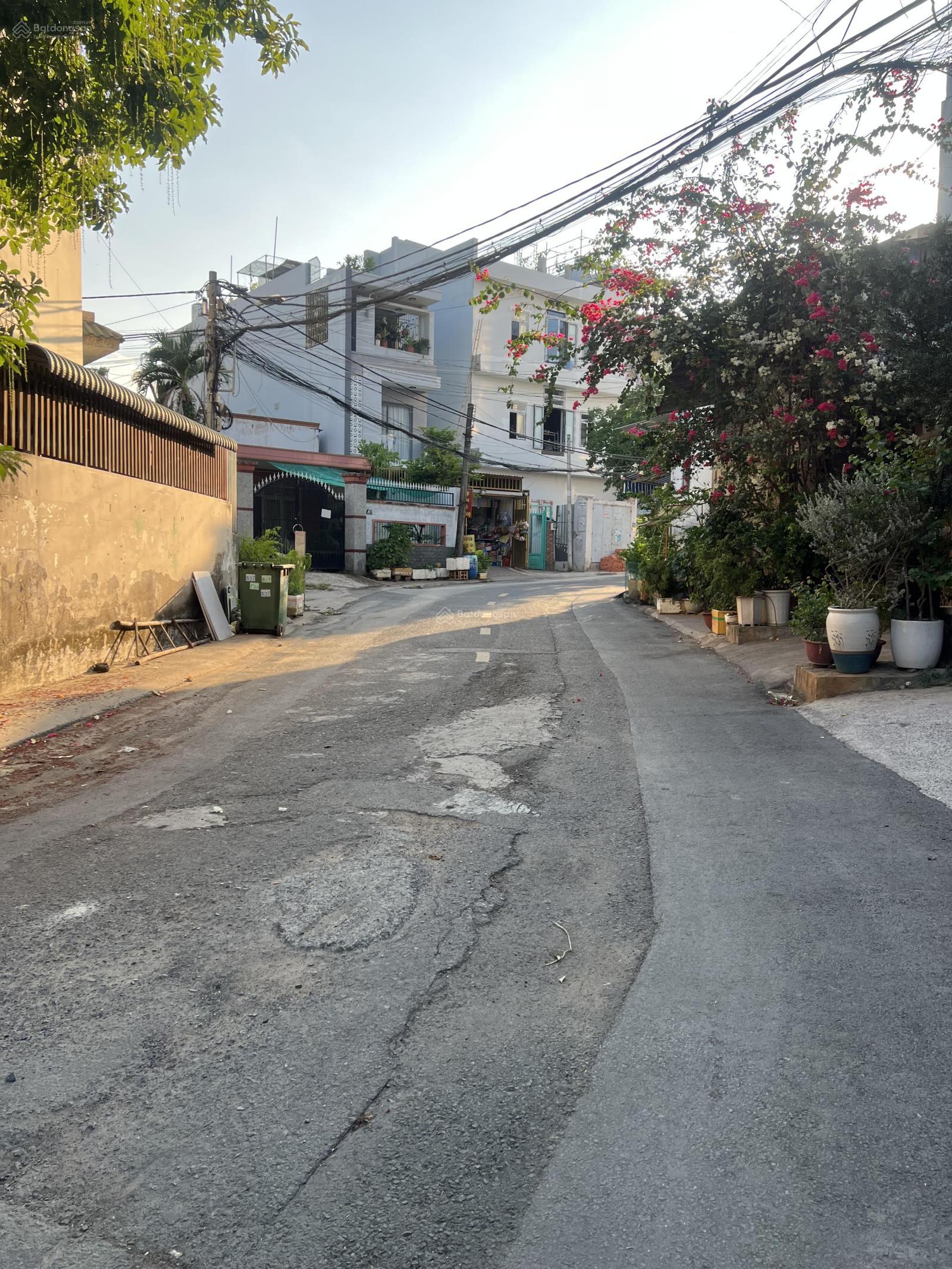 Bán nhà 1 trệt 3 lầu tại đường 26 Làng Tăng Phú dtsd 140 m2 , sổ hoàng công đầy đủ