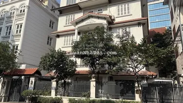 Cho thuê biệt thự Lạc Long Quân, DT 165m2, 4 tầng, MT 10m, nhà đẹp, ô tô, 55Tr/Tháng