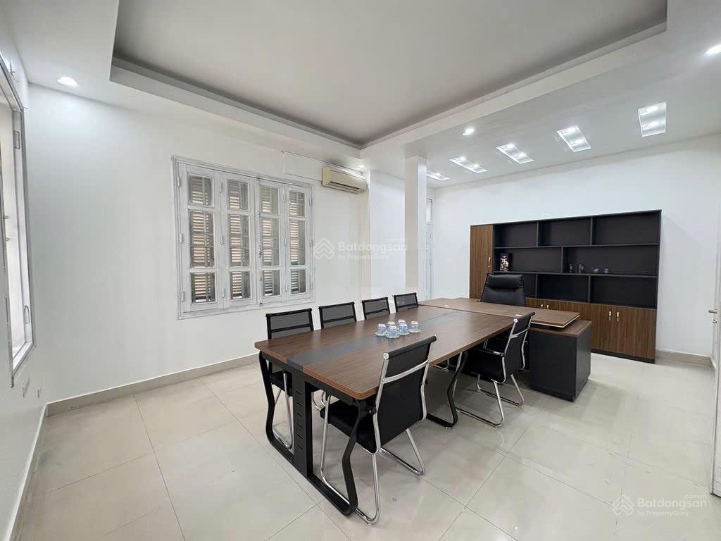 Cho thuê biệt thự Lạc Long Quân, DT 165m2, 4 tầng, MT 10m, nhà đẹp, ô tô, 55Tr/Tháng