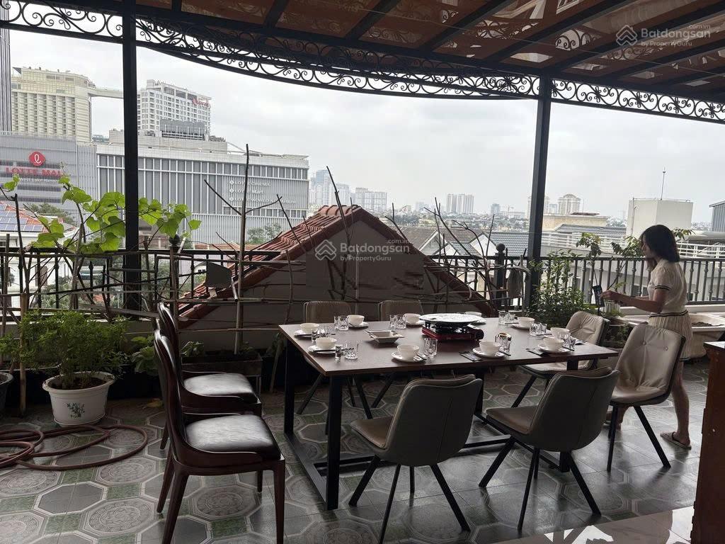 Cho thuê biệt thự Lạc Long Quân, DT 165m2, 4 tầng, MT 10m, nhà đẹp, ô tô, 55Tr/Tháng