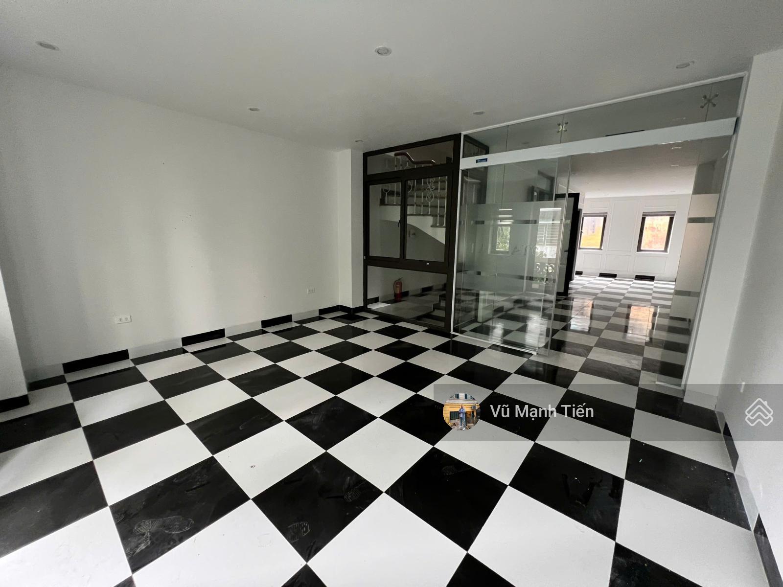 Bất ngờ, mặt phố Phù Đổng Thiên Vương 75 m2 x 6 tầng, mặt tiền 5m, giá 65 Triệu/tháng. Thang máy