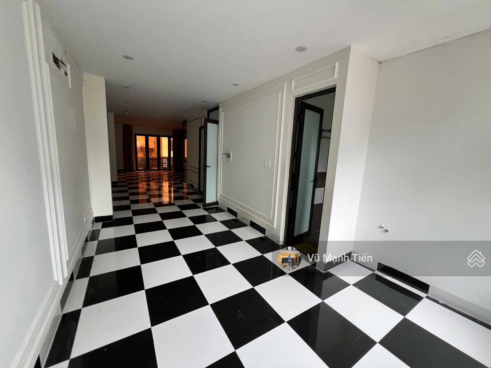 Bất ngờ, mặt phố Phù Đổng Thiên Vương 75 m2 x 6 tầng, mặt tiền 5m, giá 65 Triệu/tháng. Thang máy