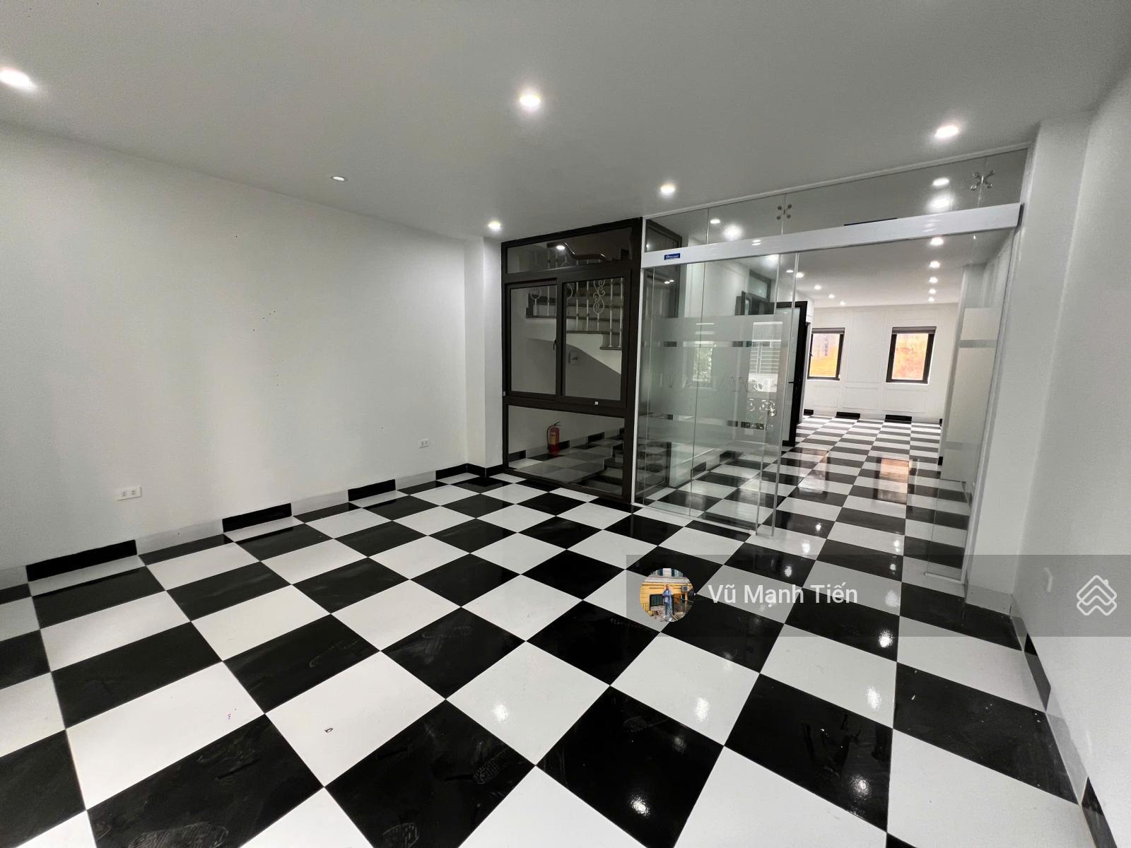 Bất ngờ, mặt phố Phù Đổng Thiên Vương 75 m2 x 6 tầng, mặt tiền 5m, giá 65 Triệu/tháng. Thang máy