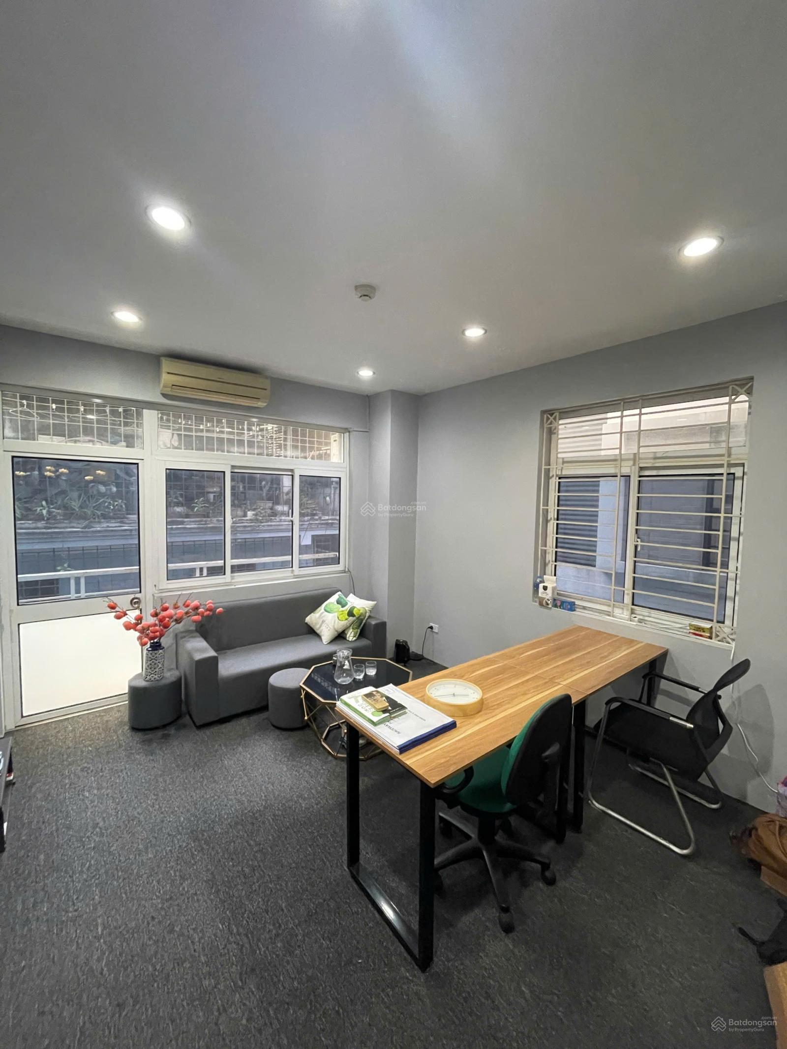 Duy nhất văn phòng 135 Núi Trúc, Ba Đình. Diện tích 25m2 giá 4.5tr/th, phòng 2 mặt thoáng