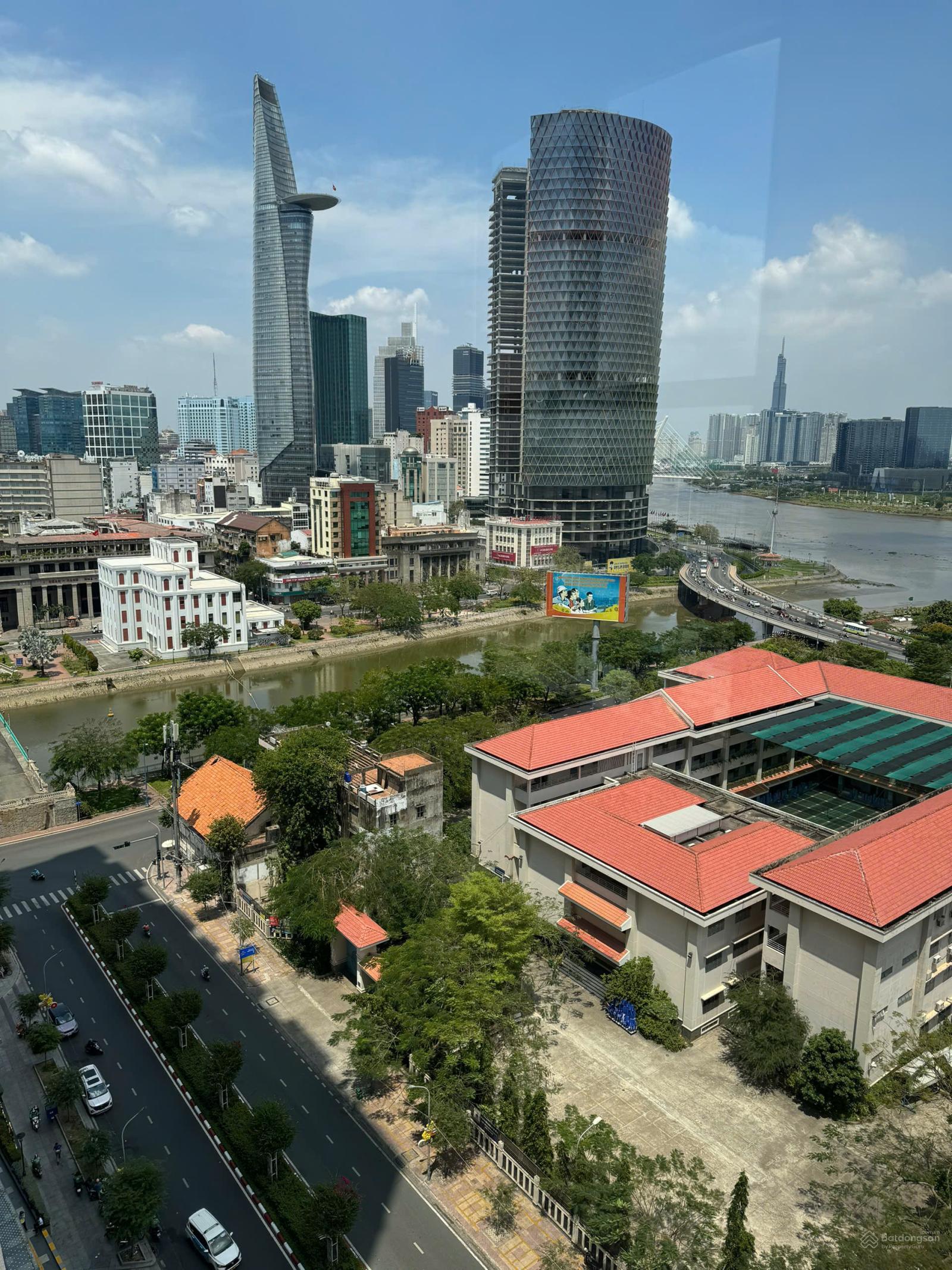 Cần cho thuê office-tel, văn phòng quận 4 Saigon Royal 43m2 giá tốt. LH: 0909 024 ***