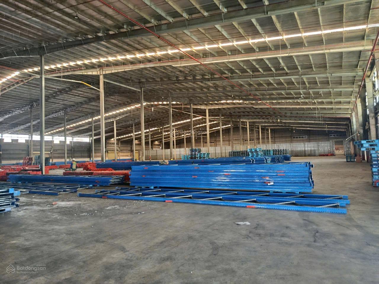 Hạ giá kho đạt chuẩn QL 13 có nhiều dock và cửa - điểm thấp nhất 10.7m cao 15m, có cho thuê lẻ