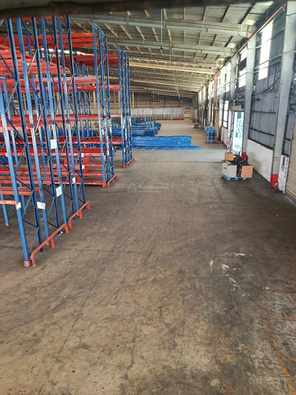 Hạ giá kho đạt chuẩn QL 13 có nhiều dock và cửa - điểm thấp nhất 10.7m cao 15m, có cho thuê lẻ