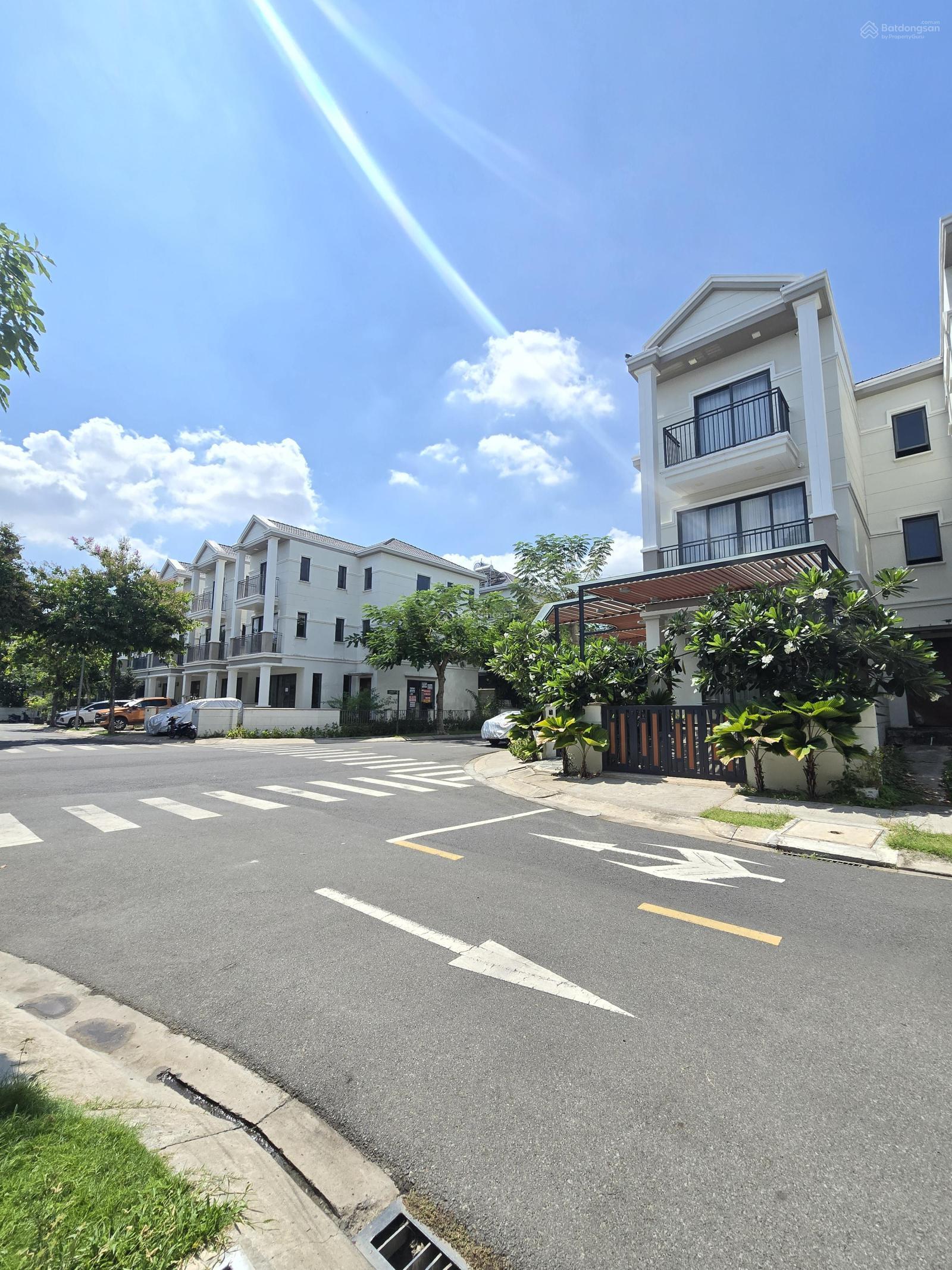 Tôi cần bán nhanh nhà phố KDC nine south. DT 7x20 ( Hướng Nam ) Giá 16 Tỷ