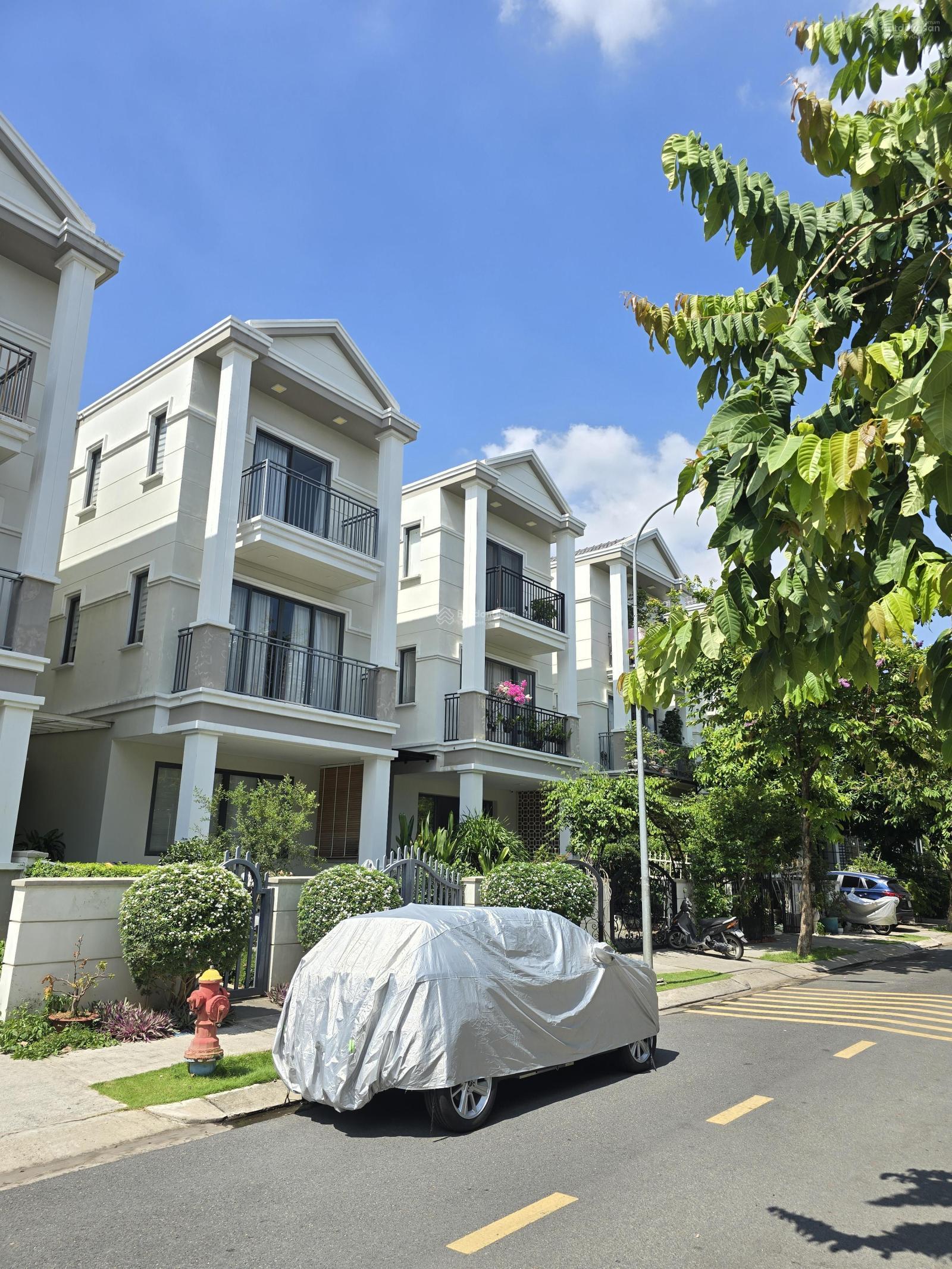 Tôi cần bán nhanh nhà phố KDC nine south. DT 7x20 ( Hướng Nam ) Giá 16 Tỷ