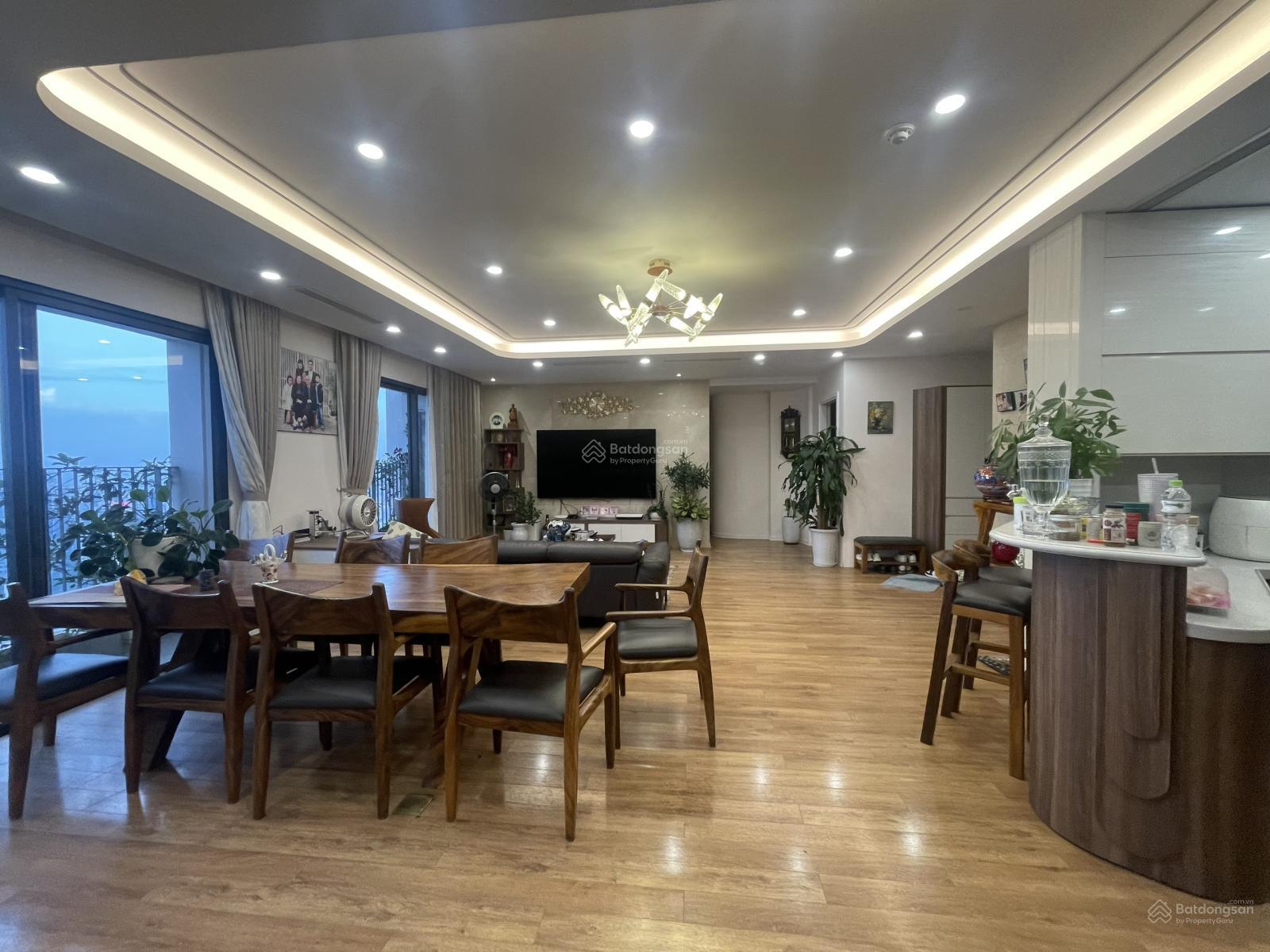 Chính chủ bán gấp 2 căn hộ đẹp nhất tại Vinhomes D'Capitale, giá tốt, nhà cực đẹp, sổ hồng lâu dài